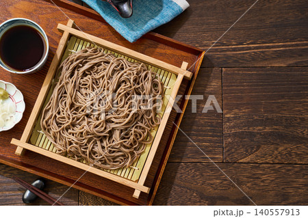 もり蕎麦 せいろに盛った冷たい蕎麦とめんつゆ 140557913