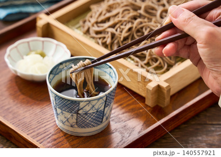 もり蕎麦 せいろに盛った冷たい蕎麦とめんつゆ もり蕎麦 せいろに盛った冷たい蕎麦とめんつゆ 140557921