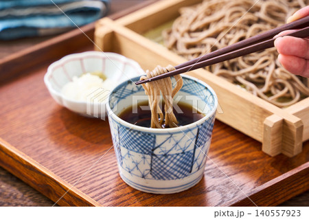 もり蕎麦 せいろに盛った冷たい蕎麦とめんつゆ 140557923