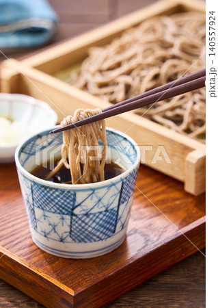 もり蕎麦 せいろに盛った冷たい蕎麦とめんつゆ もり蕎麦 せいろに盛った冷たい蕎麦とめんつゆ 140557924