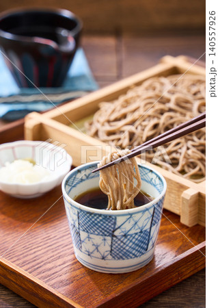 もり蕎麦 せいろに盛った冷たい蕎麦とめんつゆ もり蕎麦 せいろに盛った冷たい蕎麦とめんつゆ 140557926