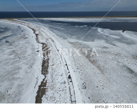 北海道野付湾を突き抜ける野付半島氷平原の空撮 北海道野付湾を突き抜ける野付半島氷平原の空撮 140558811