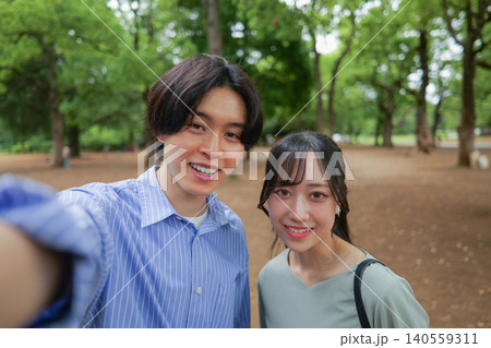 初夏の公園で自撮りをする笑顔のカップル 初夏の公園で自撮りをする笑顔のカップル 140559311