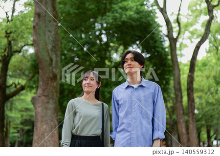 新緑の公園でデートするカップル 140559312