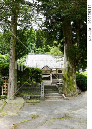 【住田町 近くの推定樹齢800年の玉桂に因んで寺号が付けられたという「長桂寺」参道と本堂】 【住田町 近くの推定樹齢800年の玉桂に因んで寺号が付けられたという「長桂寺」参道と本堂】 140559512