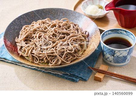 もり蕎麦 和皿に盛った冷たい蕎麦とめんつゆ もり蕎麦 和皿に盛った冷たい蕎麦とめんつゆ 140560099
