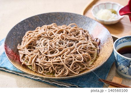 もり蕎麦 和皿に盛った冷たい蕎麦とめんつゆ もり蕎麦 和皿に盛った冷たい蕎麦とめんつゆ 140560100
