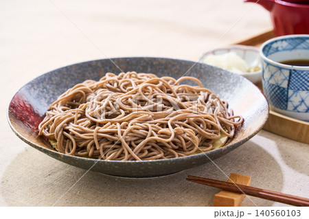 もり蕎麦 和皿に盛った冷たい蕎麦とめんつゆ 140560103
