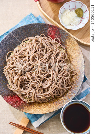 もり蕎麦 和皿に盛った冷たい蕎麦とめんつゆ もり蕎麦 和皿に盛った冷たい蕎麦とめんつゆ 140560111