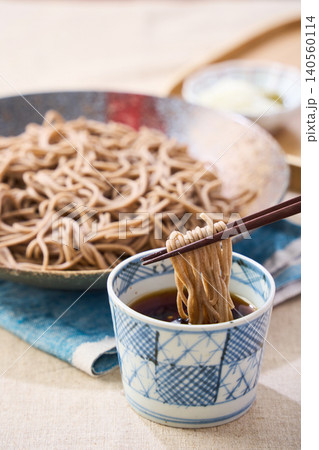 もり蕎麦 和皿に盛った冷たい蕎麦とめんつゆ もり蕎麦 和皿に盛った冷たい蕎麦とめんつゆ 140560114