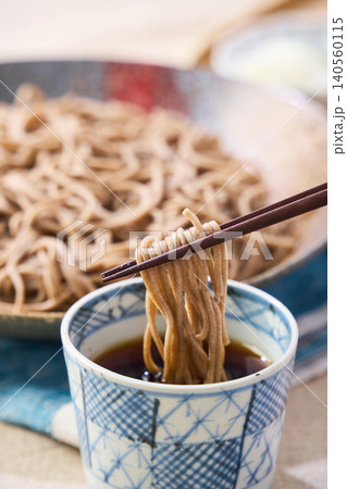 もり蕎麦 和皿に盛った冷たい蕎麦とめんつゆ もり蕎麦 和皿に盛った冷たい蕎麦とめんつゆ 140560115