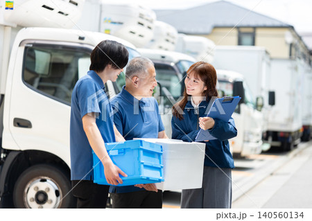 出発前に打ち合わせする運送会社のスタッフ 出発前に打ち合わせする運送会社のスタッフ 140560134