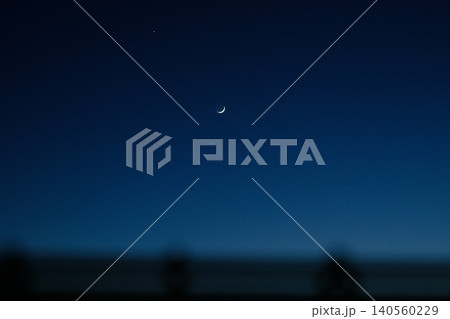 夕暮れの空に浮かぶ三日月 夕暮れの空に浮かぶ三日月 140560229