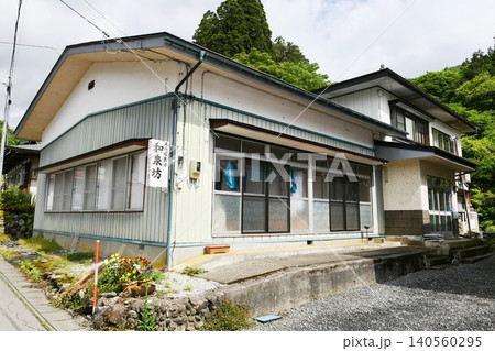 【花巻市　修験道の本山的存在「早池峯神社(大迫)」参道入口にある宿坊由来の民宿和泉坊の外観】 140560295
