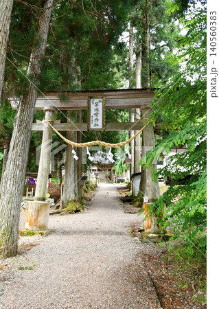 【花巻市 修験道の本山的存在「早池峯神社(大迫)」参道の三ノ鳥居と奥の随神門】 【花巻市 修験道の本山的存在「早池峯神社(大迫)」参道の三ノ鳥居と奥の随神門】 140560383
