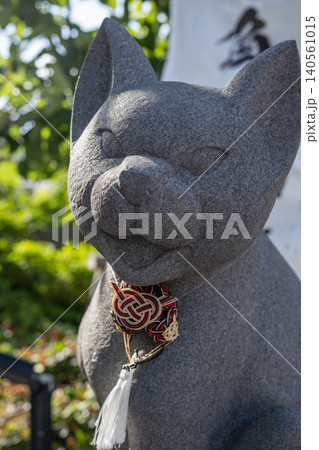 神社の境内に飾られた猫の石像 神社の境内に飾られた猫の石像 140561015