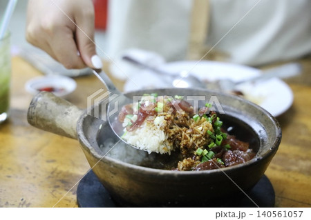 クアラルンプールの土鍋ご飯の盛り付け 140561057