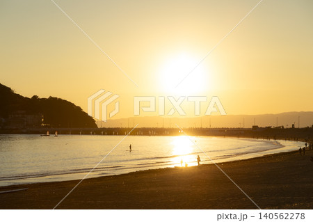 湘南腰越海岸 オレンジ色に染まる夕方の海岸 湘南腰越海岸 オレンジ色に染まる夕方の海岸 140562278