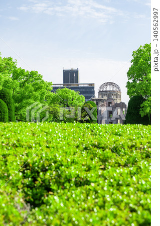 緑の植栽越しに望む広島原爆ドームと都市風景 緑の植栽越しに望む広島原爆ドームと都市風景 140562997