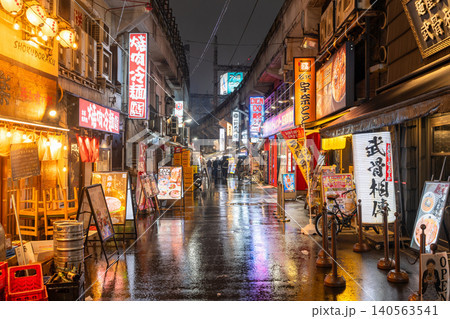 雨の上野駅前ガード下の飲み屋街 雨の上野駅前ガード下の飲み屋街 140563541