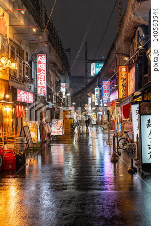 雨の上野駅前ガード下の飲み屋街 雨の上野駅前ガード下の飲み屋街 140563544