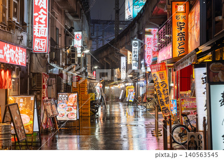 雨の上野駅前ガード下の飲み屋街 雨の上野駅前ガード下の飲み屋街 140563545