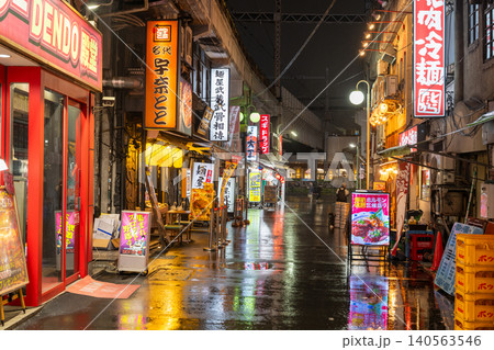 雨の上野駅前ガード下の飲み屋街 雨の上野駅前ガード下の飲み屋街 140563546