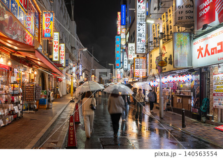 雨の上野駅前ガード下の飲み屋街 雨の上野駅前ガード下の飲み屋街 140563554