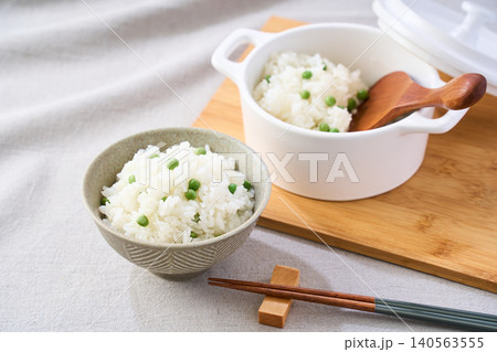 豆ご飯 グリンピースの混ぜご飯 140563555