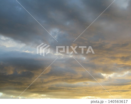 秋の夕空、美しく幻想的な雲(高積雲) 秋の夕空、美しく幻想的な雲(高積雲) 140563617