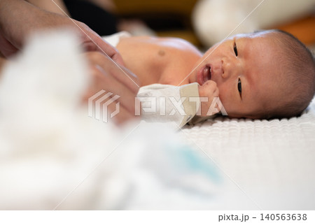 着替え途中の新生児の赤ちゃん 着替え途中の新生児の赤ちゃん 140563638