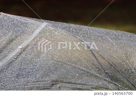 雨に濡れるビニール傘 雨に濡れるビニール傘 140563700