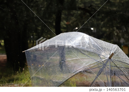 雨に濡れるビニール傘 雨に濡れるビニール傘 140563701