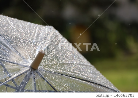 雨に濡れるビニール傘 雨に濡れるビニール傘 140563703