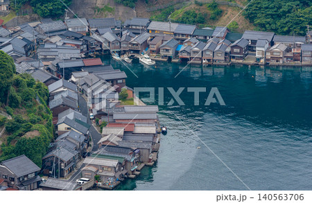 海辺に並ぶ伊根の舟屋 海辺に並ぶ伊根の舟屋 140563706