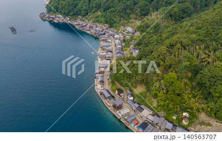 伊根湾の海岸線に連なる舟屋群 伊根湾の海岸線に連なる舟屋群 140563707