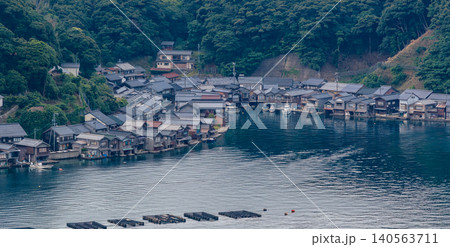 伊根湾の入り江に広がる舟屋群 伊根湾の入り江に広がる舟屋群 140563711