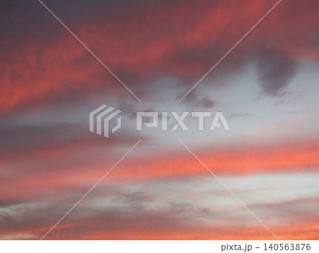 秋の夕空、夕映えが美しい雲(巻層雲) 秋の夕空、夕映えが美しい雲(巻層雲) 140563876