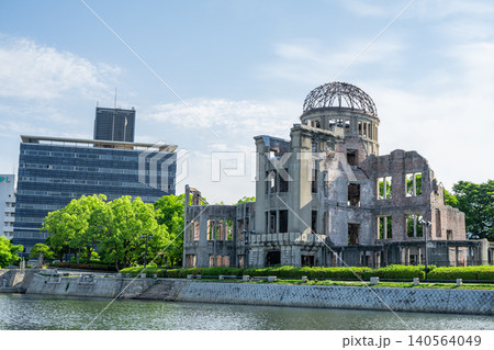 広島平和記念公園と原爆ドームを望む川沿いの都市風景 広島平和記念公園と原爆ドームを望む川沿いの都市風景 140564049