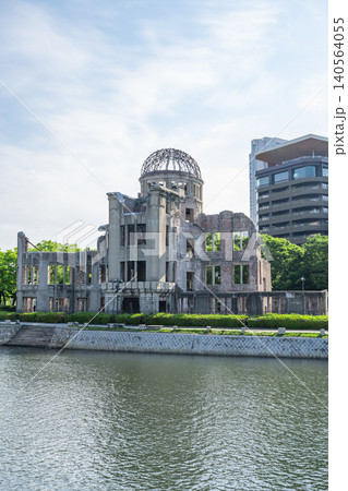 広島平和記念公園と原爆ドームを望む川沿いの都市風景 広島平和記念公園と原爆ドームを望む川沿いの都市風景 140564055