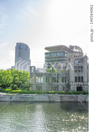 広島平和記念公園と原爆ドームを望む川沿いの都市風景 広島平和記念公園と原爆ドームを望む川沿いの都市風景 140564062