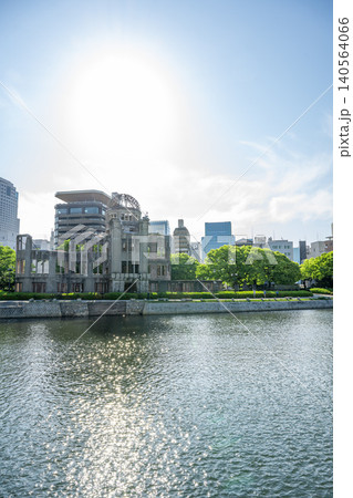 広島平和記念公園と原爆ドームを望む川沿いの都市風景 広島平和記念公園と原爆ドームを望む川沿いの都市風景 140564066
