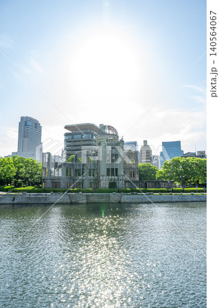 広島平和記念公園と原爆ドームを望む川沿いの都市風景 広島平和記念公園と原爆ドームを望む川沿いの都市風景 140564067