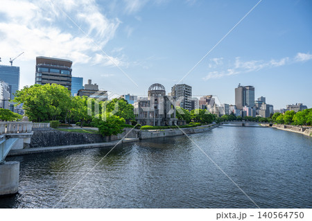 広島平和記念公園と原爆ドームを望む川沿いの都市風景 広島平和記念公園と原爆ドームを望む川沿いの都市風景 140564750