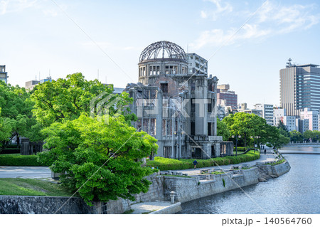 広島平和記念公園と原爆ドームを望む川沿いの都市風景 広島平和記念公園と原爆ドームを望む川沿いの都市風景 140564760