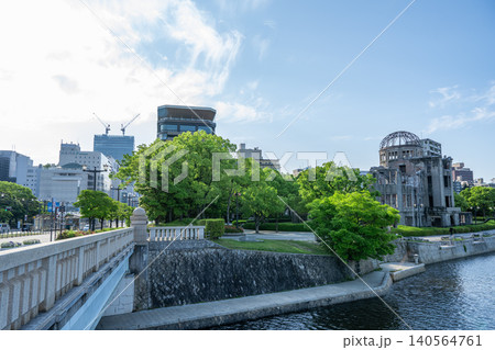 広島平和記念公園と原爆ドームを望む川沿いの都市風景 広島平和記念公園と原爆ドームを望む川沿いの都市風景 140564761