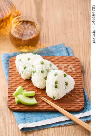 グリンピースの豆ご飯おにぎり グリンピースの豆ご飯おにぎり 140564785