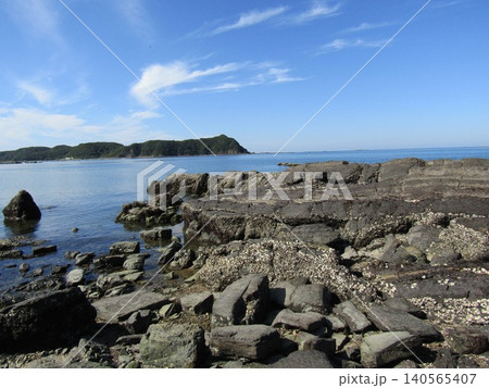 熊本県天草市、美しい海が広がる魚貫海岸（おにきかいがん） 140565407