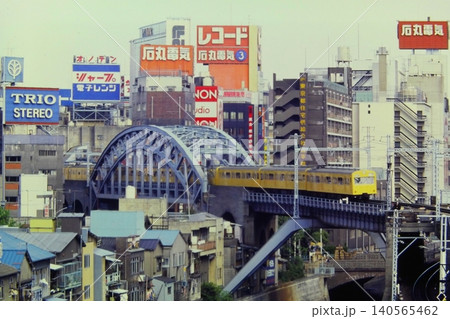 国鉄時代の中央・総武緩行線101系、クモハ101-137、お茶の水ー秋葉原、1980年5月3日 国鉄時代の中央・総武緩行線101系、クモハ101-137、お茶の水ー秋葉原、1980年5月3日 140565462