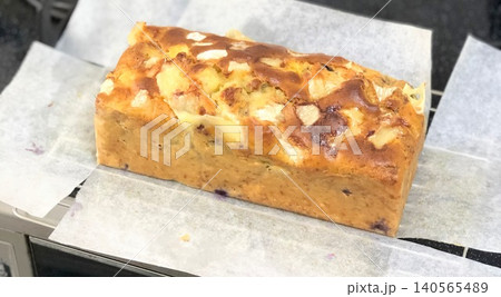 手作りのりんごとカマンベールチーズのパウンドケーキ 手作りのりんごとカマンベールチーズのパウンドケーキ 140565489